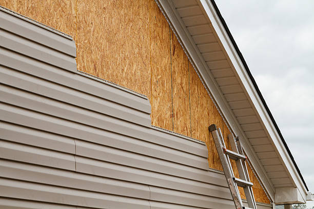 Professional Siding Contractor technician working in Woodsboro, MD